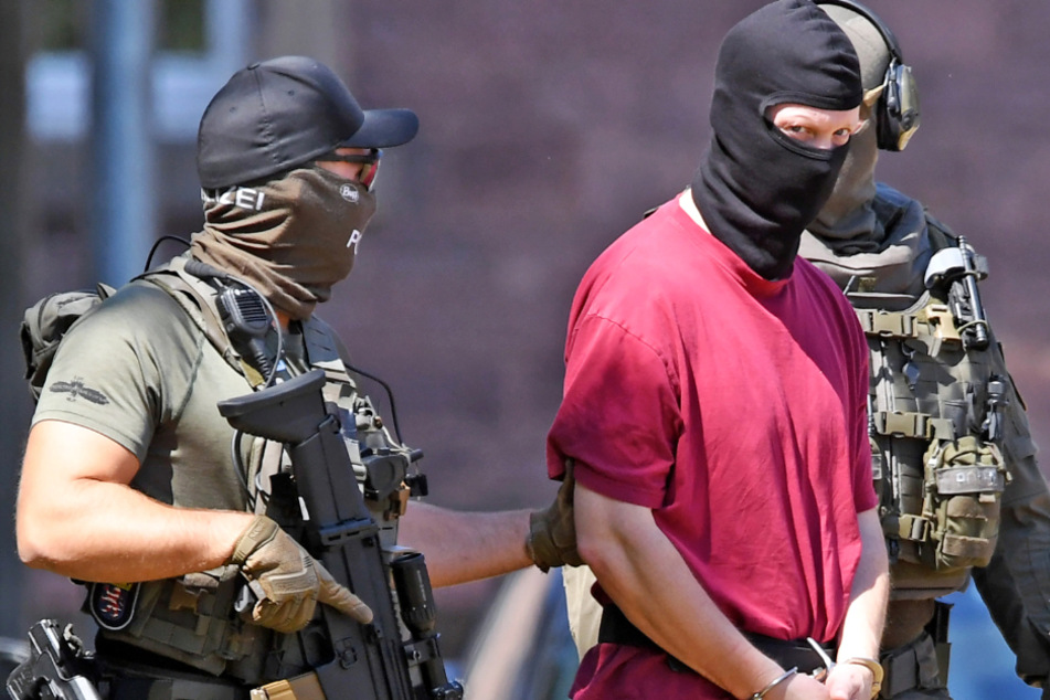 Das Foto zeigt den mutmaßlichen Lübcke-Mörder Stephan E. im Juli 2019 nach einem Haftprüfungstermin beim Bundesgerichtshof (BGH) in Karlsruhe.