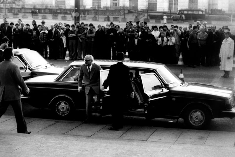 DDR-Staats-Chef Erich Honecker (Mitte) bestellte damals 100 Volvo-Fahrzeuge als Staatskarossen. Nach dem Mauerfall wurden viele der gut erhaltenen Autos versteigert.