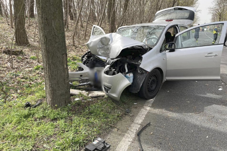 Auto kracht gegen Baum: 71-Jähriger bei Unfall in Sachsen schwer verletzt