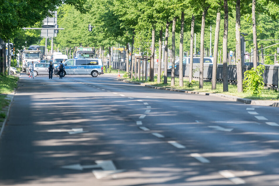 Als der Fußgänger (50) auf Höhe der Haltestelle Am Sportforum mit seinem Fahrrad die Straße überqueren wollte, übersah ihn der 55-jähriges Fahrer des Toyota. (Archivbild)