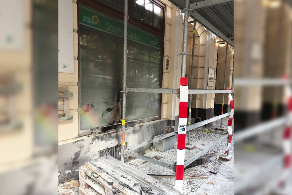 Eine Holzbank vor dem Wahlkreisbüro der Grünen ist von bislang unbekannten Tätern in Brand gesetzt worden.