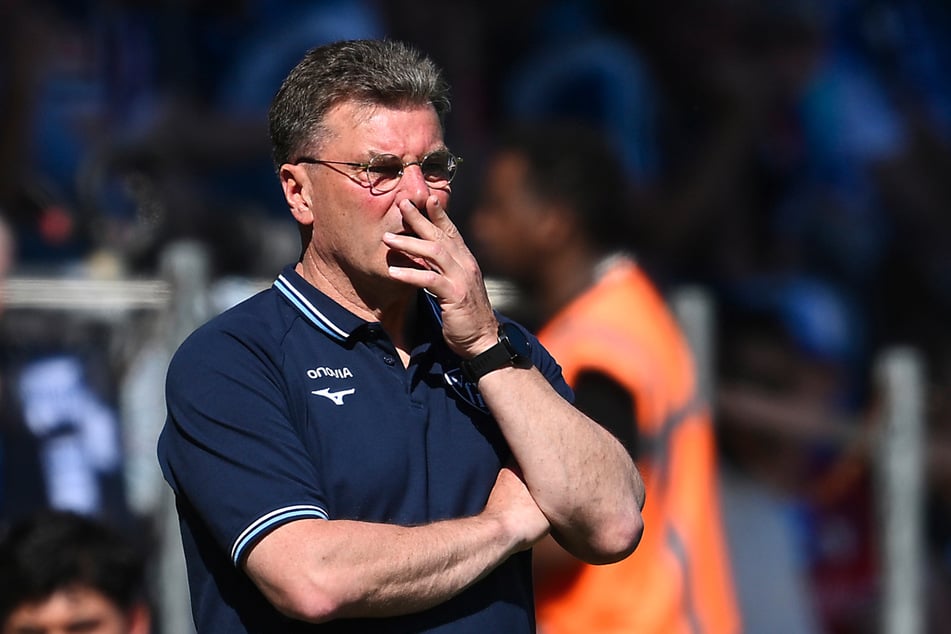 Bochums Coach Dieter Hecking (60) wirkt etwas ratlos. Der VfL steigt in die 2. Liga ab.