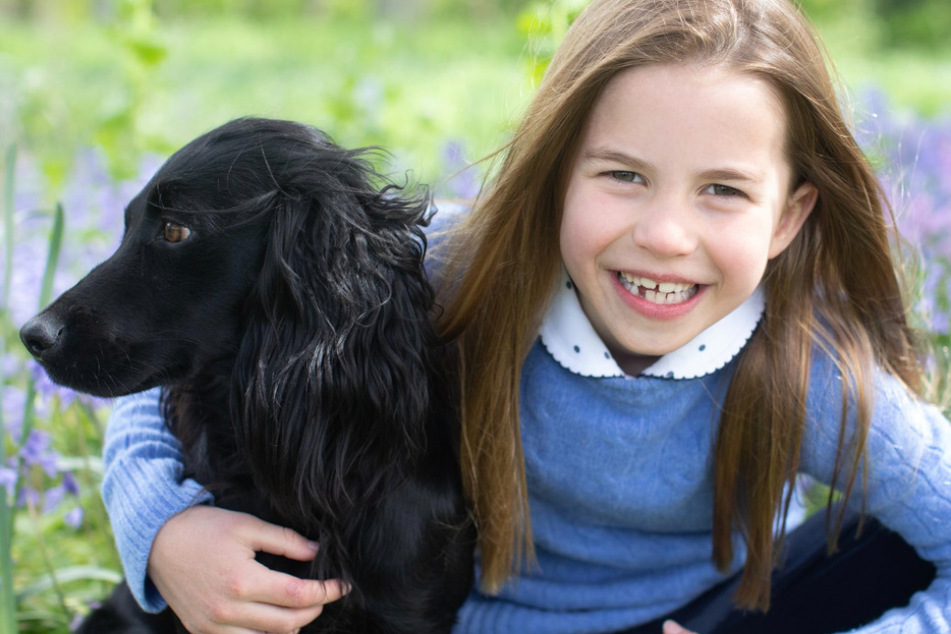 Mit Hund Orla im Arm feierte Charlotte am Montag ihren siebten Geburtstag.