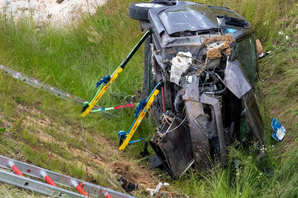 Bundesstraße gesperrt: Mitsubishi überschlägt sich und landet im Graben