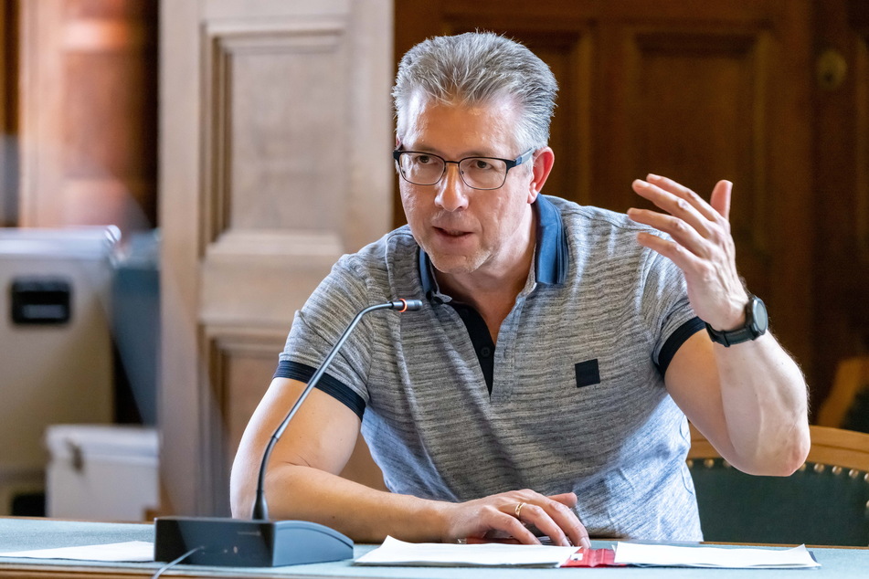 Finanzbürgermeister Ralph Burghart (51, CDU) geht seinen Mitarbeitern mit gutem Beispiel voran.