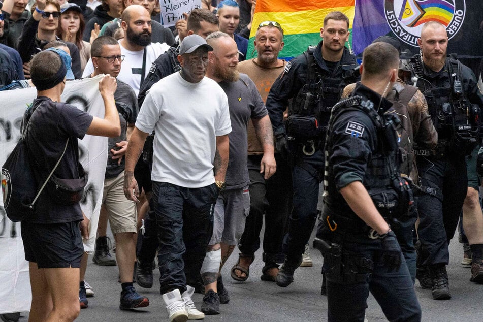 Dresden: Provokation gefloppt: Linke Demonstranten legen Neonazi im Alaunpark rein
