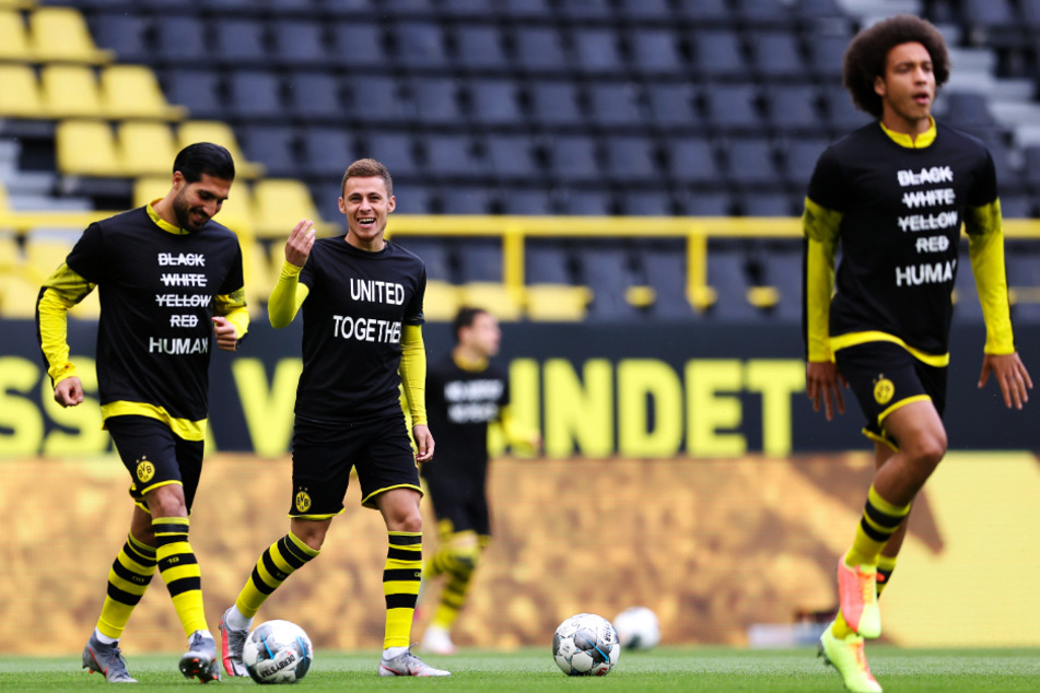 Die BVB-Spieler mit Protest gegen den Tod von George Floyd und Rassismus: Die Worte "Black, White, Yellow" und "Red" sind durchgestrichen. Das Wort "Human" (Mensch) steht als Schlussfolgerung da. Auf dem Shirt von Thorgan Hazard (M.) steht noch "United Together" (zusammen vereint).