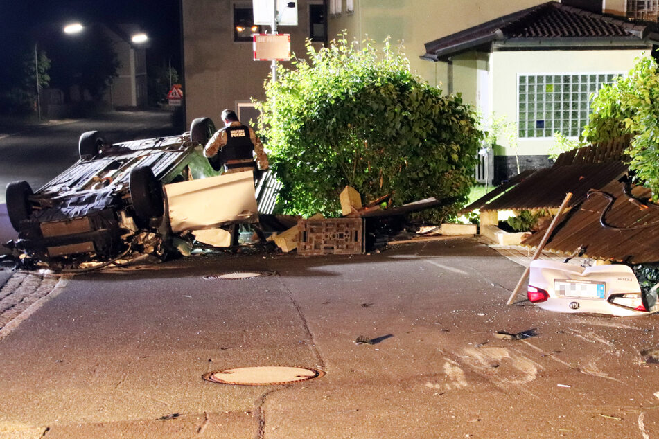 Auch in der kleinen Ortschaft im Landkreis Amberg-Sulzbach hinterließ der Unfall eine Spur der Verwüstung.