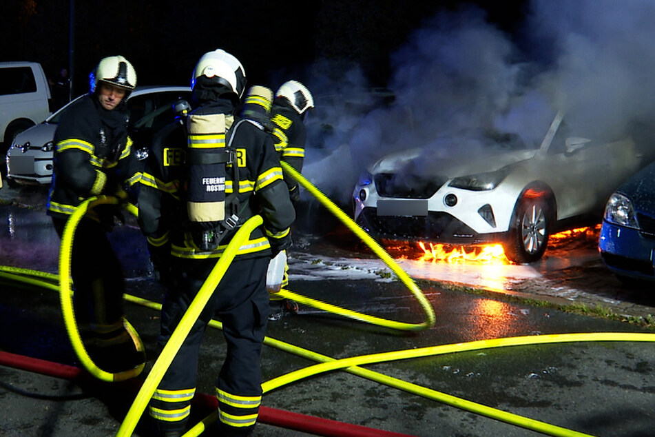 Die Feuerwehr löschte die brennenden Autos.