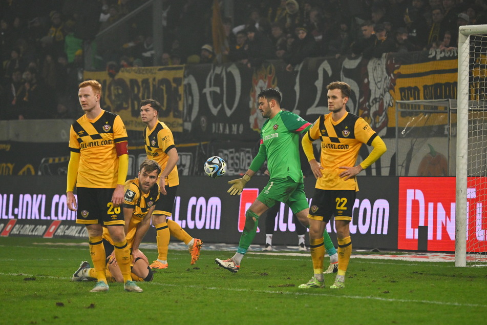 Durch eine Fehlerkette brachten sich die Dynamos gegen Regensburg in der Nachspielzeit um den Lohn.