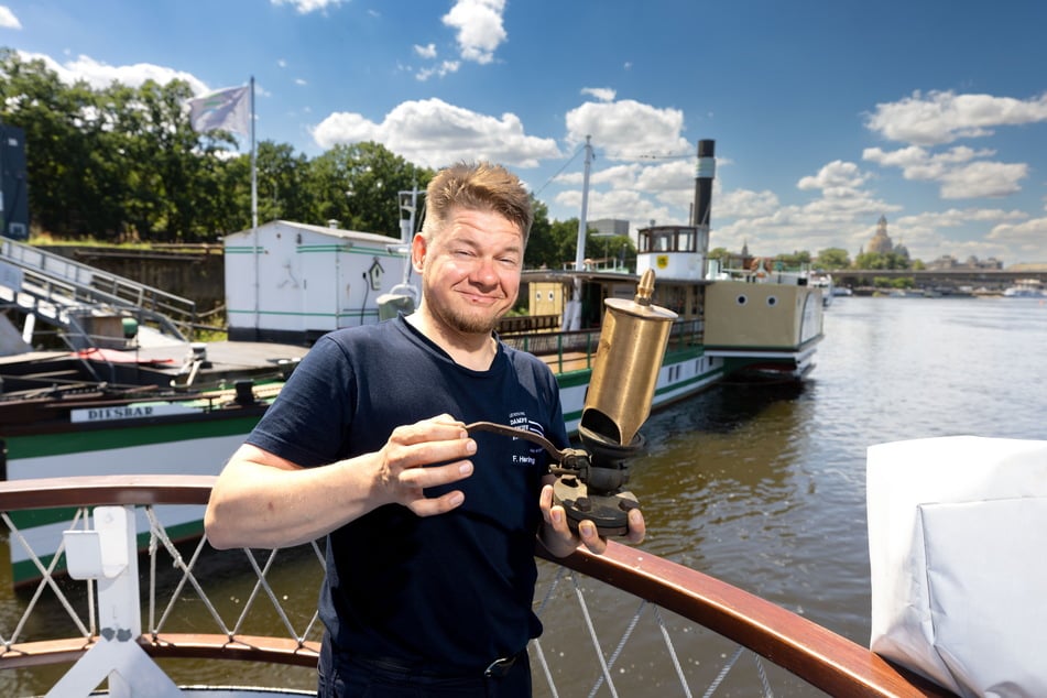 Falk Hering (44) zeigt die historische Pfeife, die bald am Terrassenufer Fahrgäste anlocken soll.