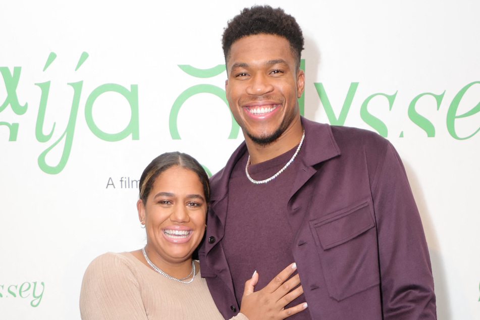 Greek-Nigerian NBA athlete Giannis Antetokounmpo (r.) and his long-term partner Mariah Riddlesprigger tied the knot in Greece on Sunday.