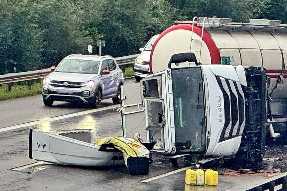 Unfall A8: Starker Regen bringt Sattelzug ins Schleudern: Tonnenschwerer Milchlaster verunglückt