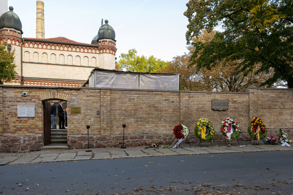 Am Montag finden im Hallenser Stadtgebiet mehrere Gedenkveranstaltungen statt. Wie bereits in den Vorjahren, werden Kränze vor der Synagoge abgelegt. (Archivbild)