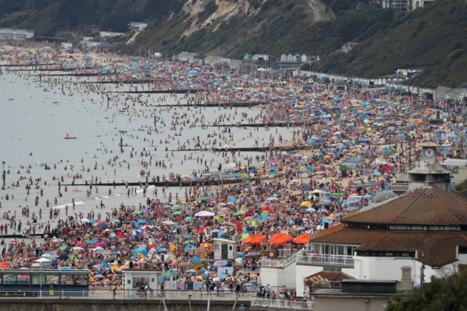 Bournemouth: Menschen verbringen dicht gedrängt Zeit am Strand.
