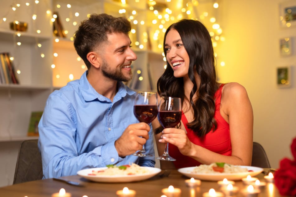 Den Valentinstag verbringen Paare gern auf besondere Weise - zum Beispiel mit einem Essen bei Kerzenschein.