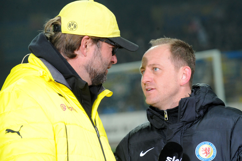 Jürgen Klopp (54, l.), damals noch als Trainer von Borussia Dortmund und der heutige SV Darmstadt 98-Coach Torsten Lieberknecht (47, damals Eintracht Braunschweig), kickten einst zusammen beim 1. FSV Mainz 05. (Archivfoto)