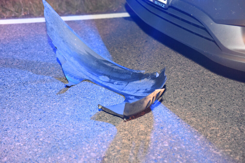 Dieses Teil der Stoßstange wurde am Unfallort gefunden. Es gehört vermutlich zum Unfallfahrzeug.