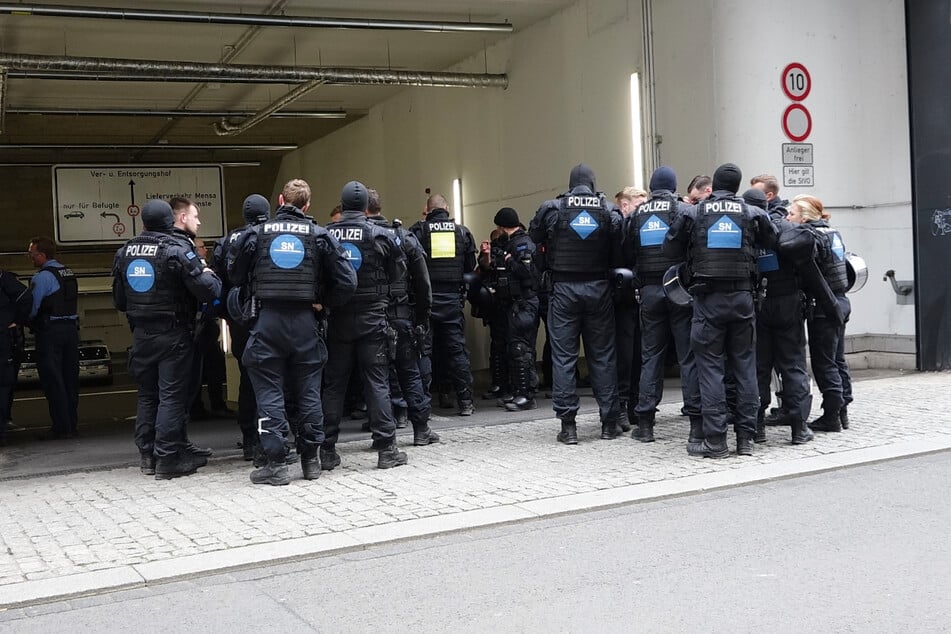 Die Polizei rückte mit einem Großaufgebot an Einsatzkräften in der Innenstadt an.