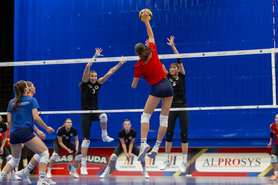 Florentine Rosemann (18, l.) blockte beim Turnier in Budapest an der Seite von Miku Akimoto (19, r.).