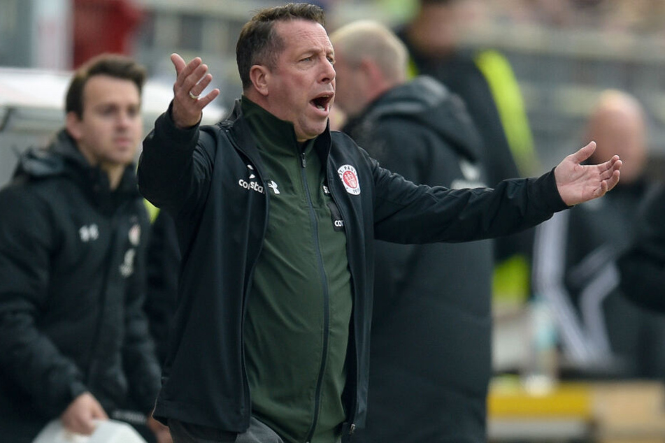 St. Pauli-Trainer Markus Kauczinski feuerte seine Mannschaft an.