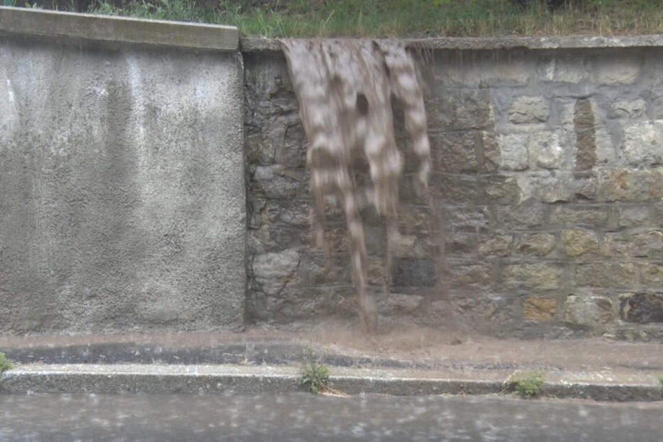 Das Wasser wurde von Hängen und Feldern auf die Straßen gespült.