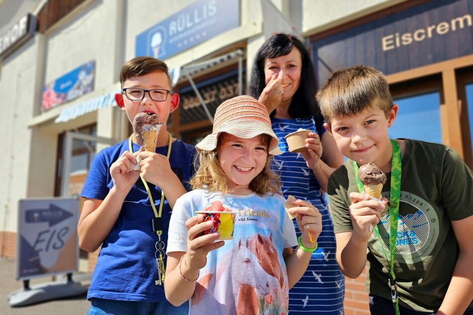 Jeanette Schenk (48) mit Tochter Sina (8) sowie David (10) und Miles (10) genießen gern ein "Rülli"-Eis.