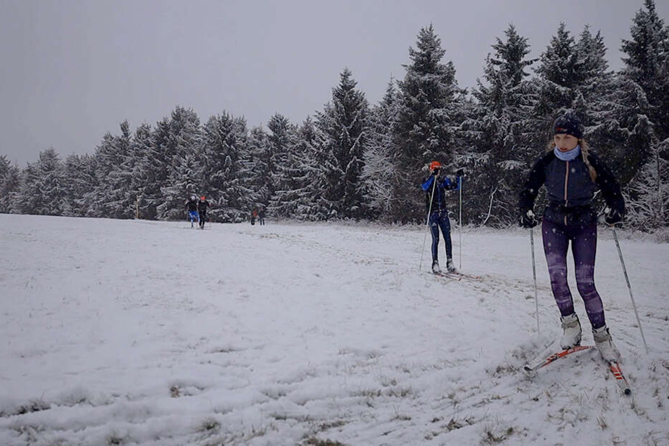 Die ersten Skifahrer waren auch schon auf dem Fichtelberg unterwegs.