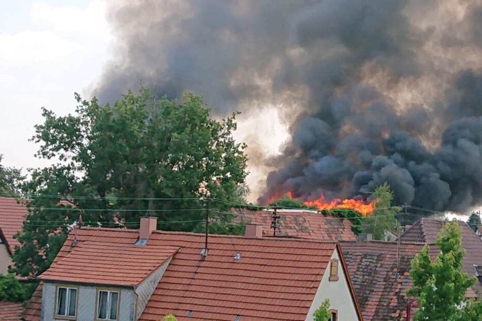 Das Feuer und die Rauchwolke waren von Weitem sichtbar.