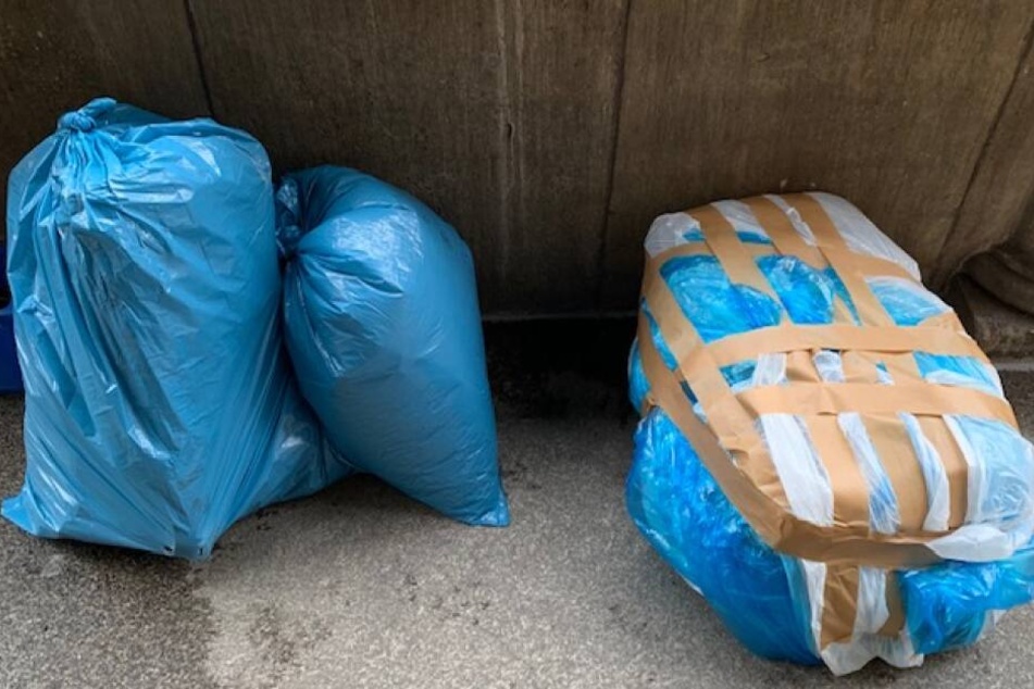 Die drei Reisetaschen der Frau waren in blaue Müllsäcke verpackt und bargen eine eklige Ladung.