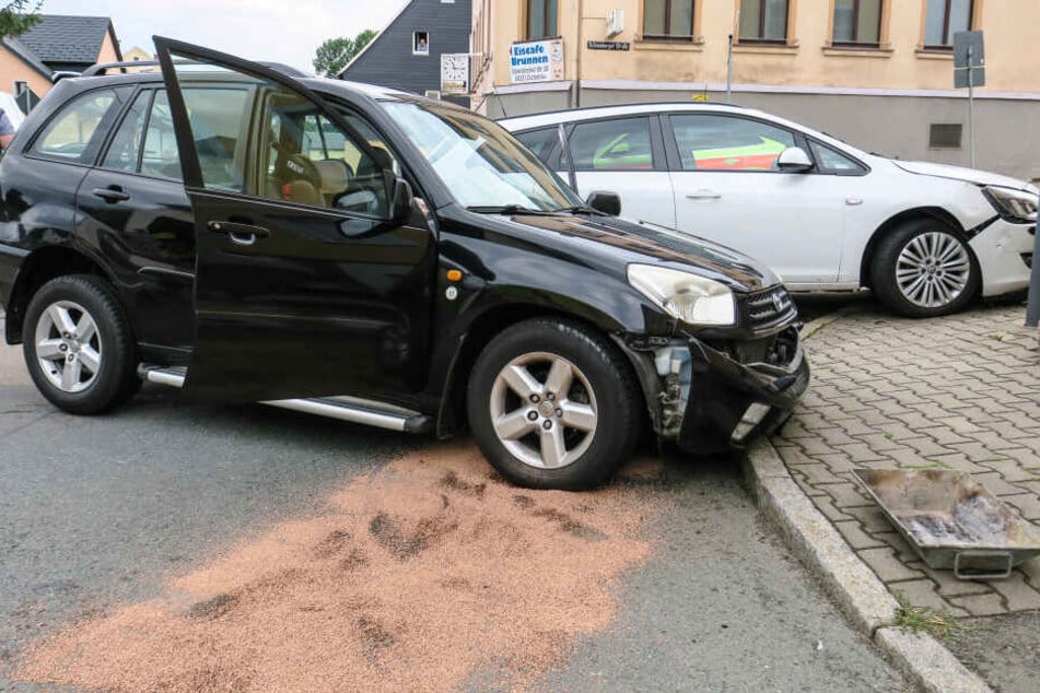 Ein Toyota und ein Opel krachten auf der Kreuzung zusammen.