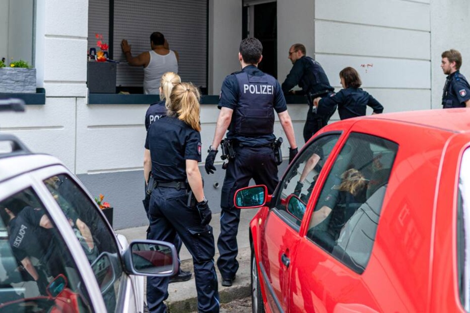 Auf seinem Balkon konnten die Polizisten den Randalierer überwältigen.
