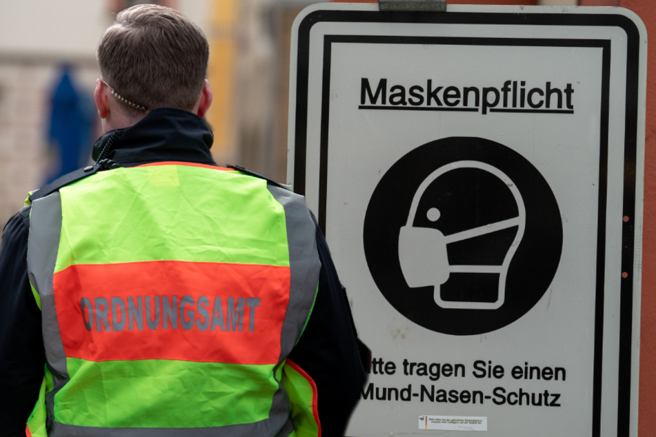 In Düsseldorf hat ein Team des Ordnungsdienstes eine Metzgerei geräumt. (Fotomontage)