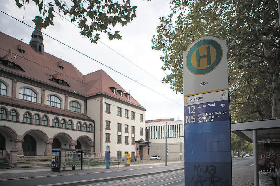 Die Leipziger Kongresshalle ist der Tagungsort der MPK - in dieser Zeit fahren keine Straßenbahnen, Fußgänger und Radfahrer müssen die Straßenseite wechseln.