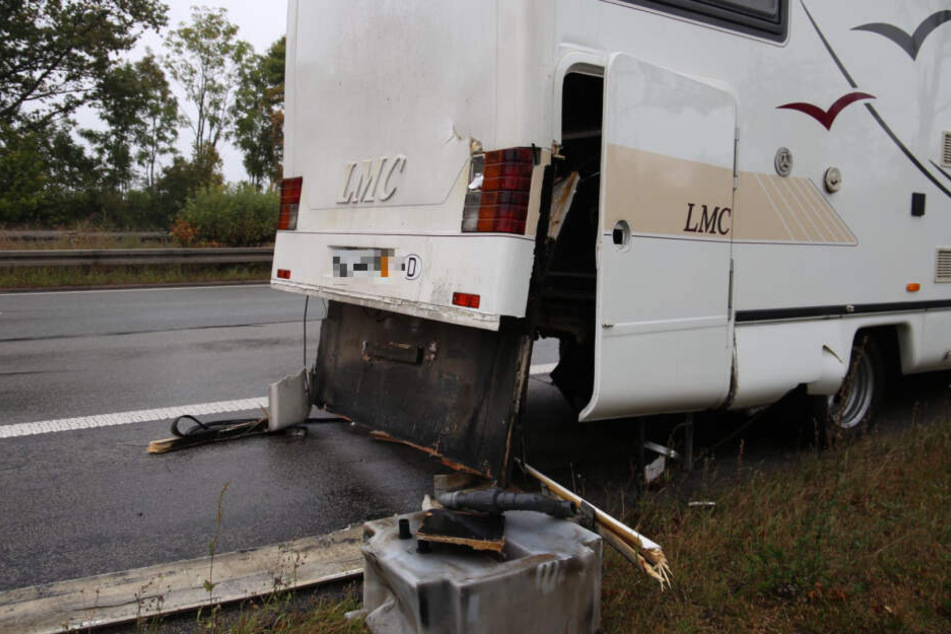 Das Wohnmobil verlor ein Rad und wurde an der Rückseite aufgerissen.