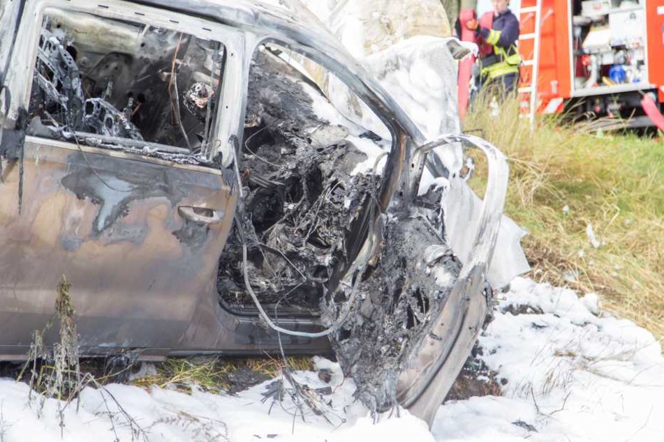 Susann Grummts VW brannte bei dem Unfall am Sonntag vollkommen aus.