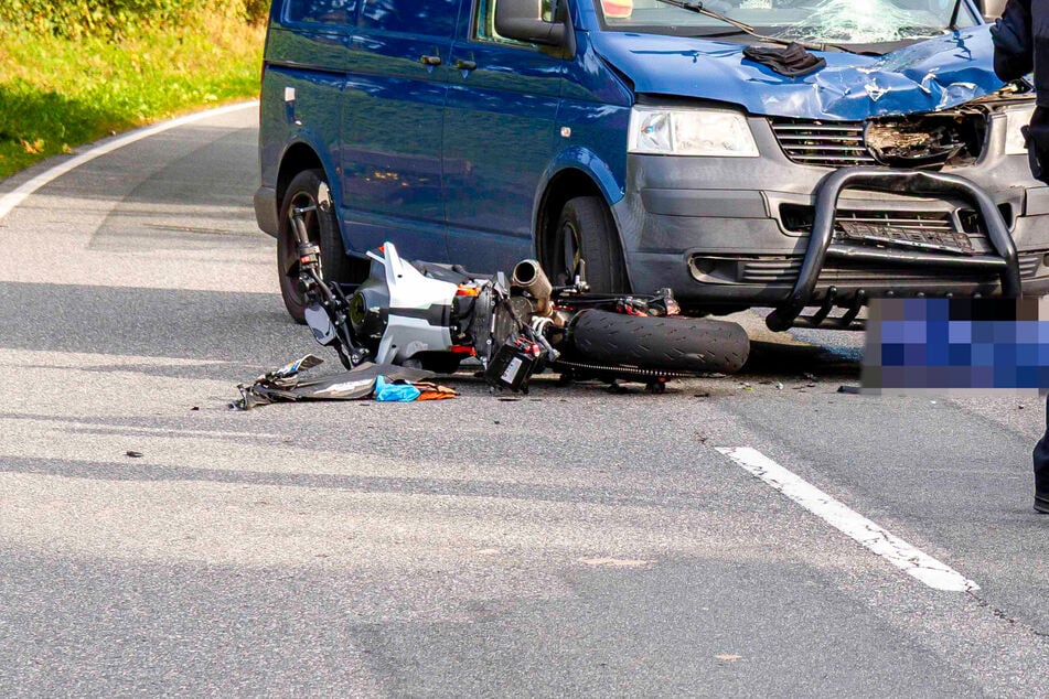 Motorrad kollidiert mit VW: Bikerin stirbt noch an der Unfallstelle