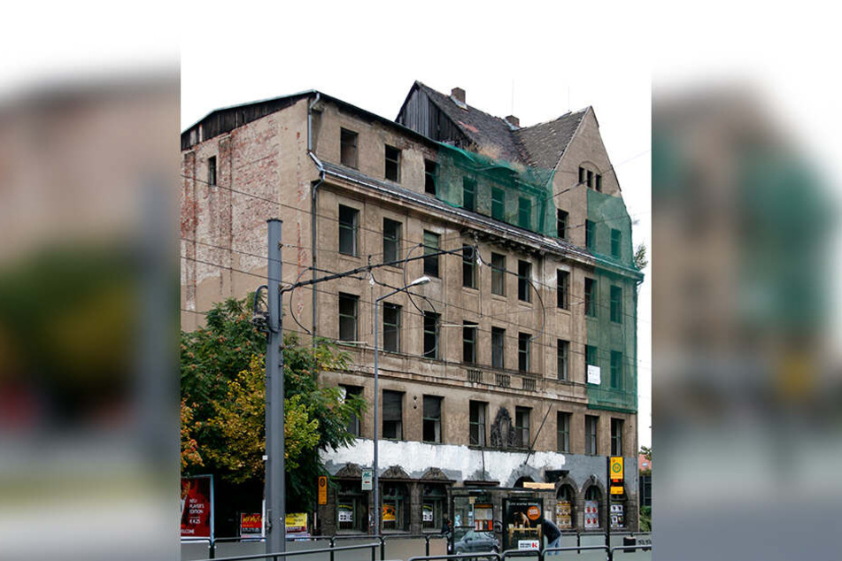 Vor der Sanierung: Der linke Gebäudeteil hatte seit 1945 nur ein flaches Notdach. Seit 1986 stand das Gebäude ganz leer.