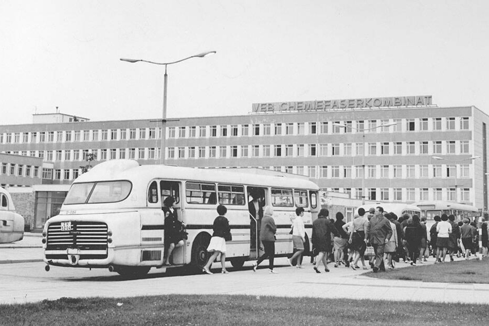 Schichtwechsel 1968 beim Chemiefaserkombinat in Wilhelm-Pieck-Stadt Guben. Die Belegschaft kam teils auch per Werksverkehr zum Kombinat. Die Idee lebt wieder auf.