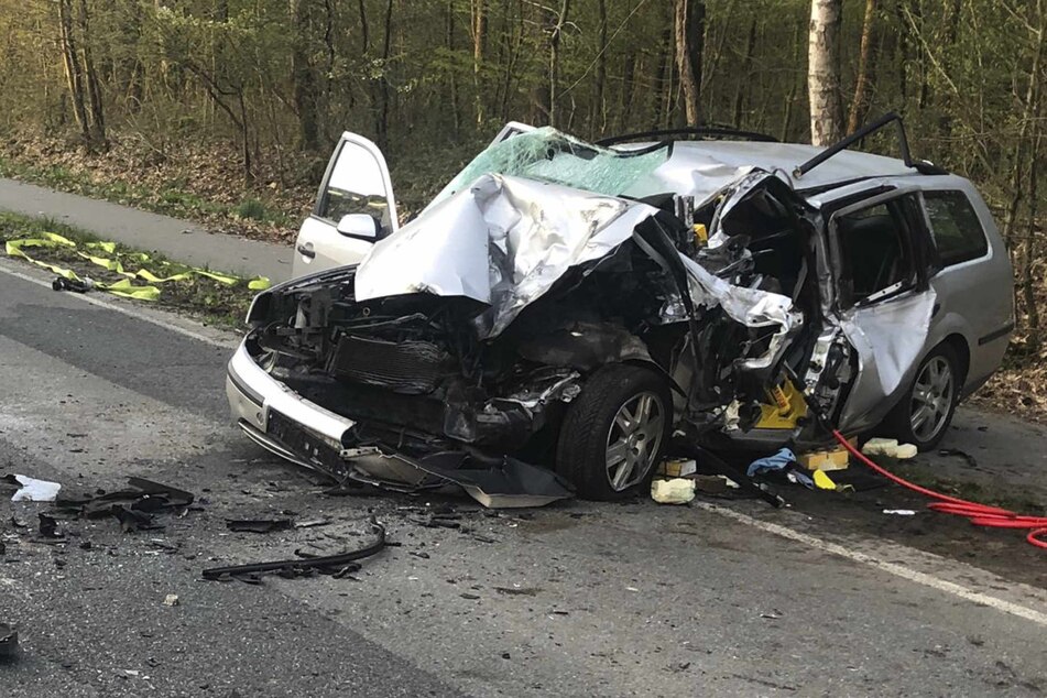 Tödlicher Crash! Ford kracht in Trecker, Fahrer stirbt noch am Unfallort