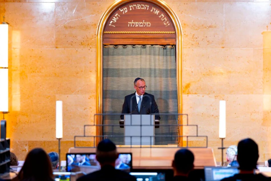 Bei einer Synagogen-Eröffnung stellte sich Friedrich Merz (69) auf die Seite der Opfer, spreche laut Susanne Siegert aber nicht über seine eigene Familiengeschichte. (Archivbild)
