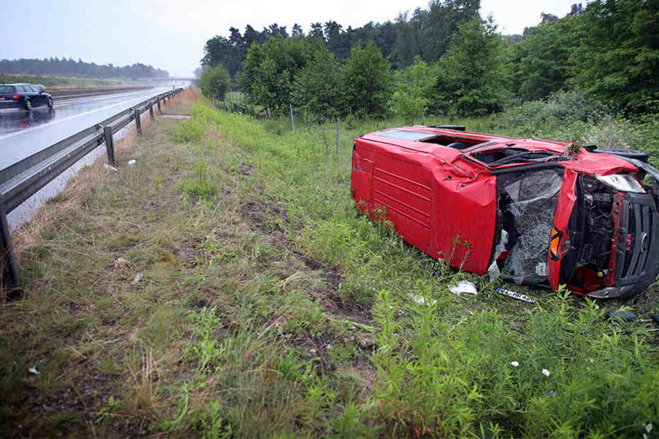 Auf dem Grünstreifen kam der Behindertentransportwagen schließlich zum Stehen.