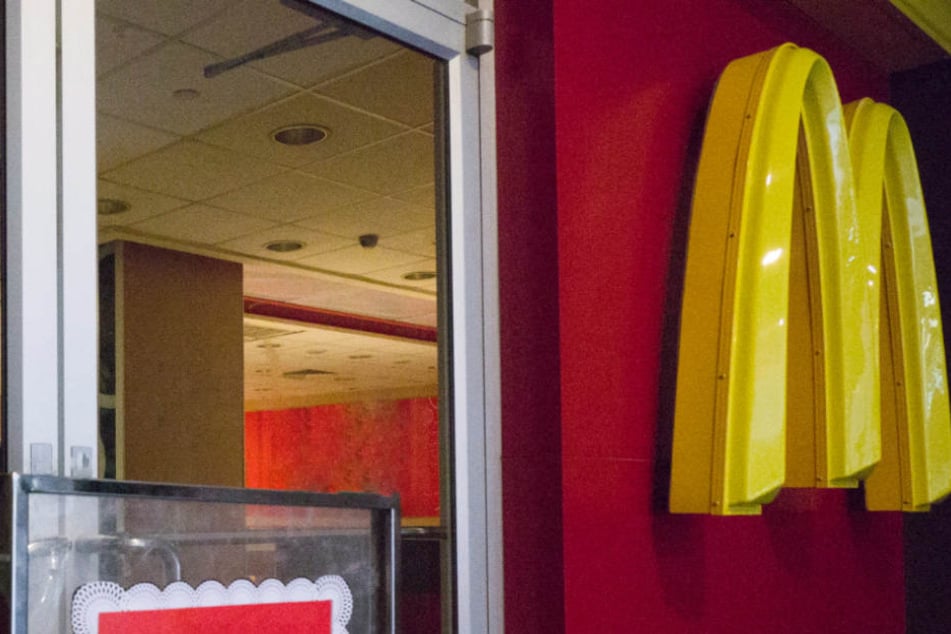 Ein Mitarbeiter einer McDonald's-Filiale wurde mit einer Waffe bedroht. (Symbolbild)