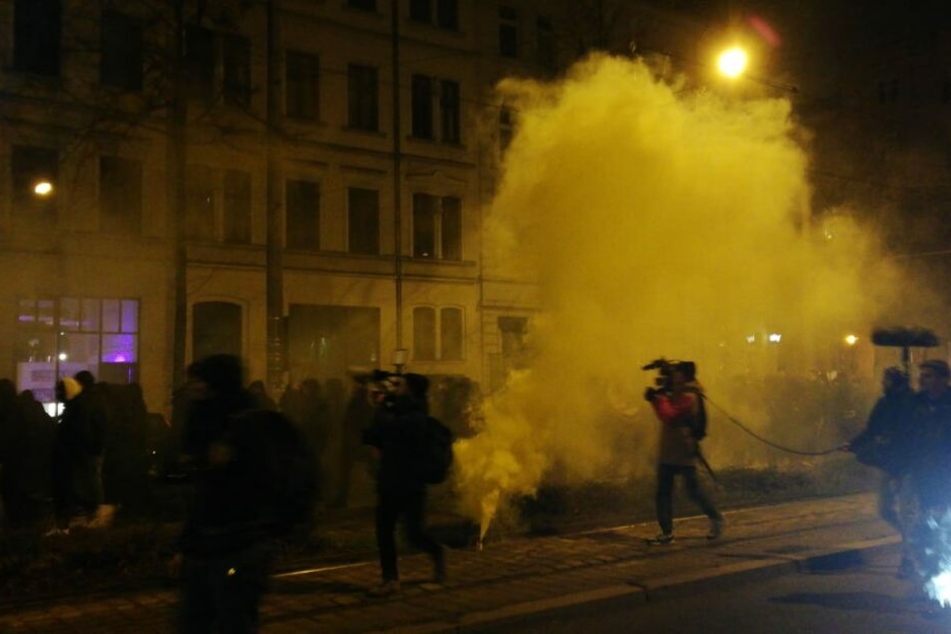 Auf der Karl-Liebknecht-Straße kam auch Pyrotechnik zum Einsatz.