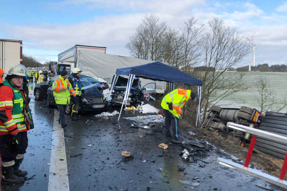 Ein Lkw liegt im Graben (r). Zahlreiche Fahrzeuge waren in die Massenkarambolage verwickelt.