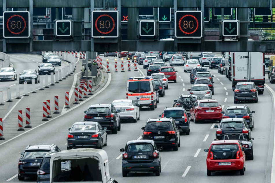 Vor dem Elbtunnel staut sich der Verkehr. (Archivbild)