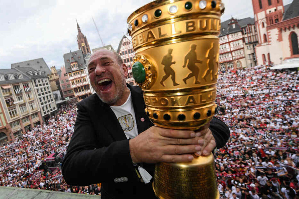 Eintracht-Präsident Peter Fischer bei der Feier des DFB Pokal-Sieges auf dem Frankfurter Römerberg.