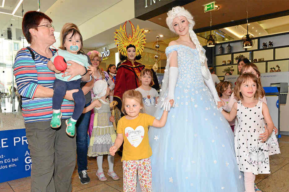 In der Altmarkt Galerie trafen sich Samstag Internationale Maskottchen.