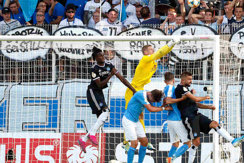Fünf springen hoch. Den Ball erwischt der Chemnitzer Torhüter Jakub Jakubov mit den Fäusten.