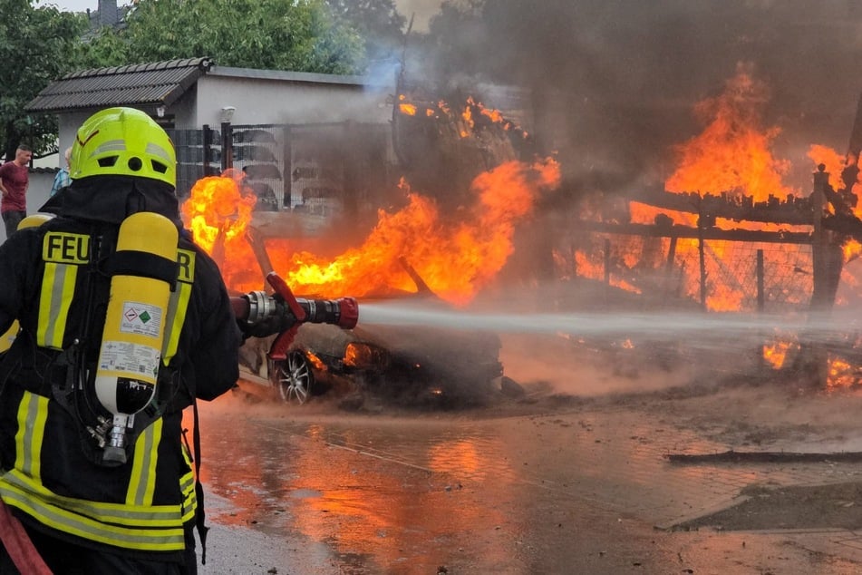 Einsatzkräfte der Feuerwehr kämpften gegen die Flammen.